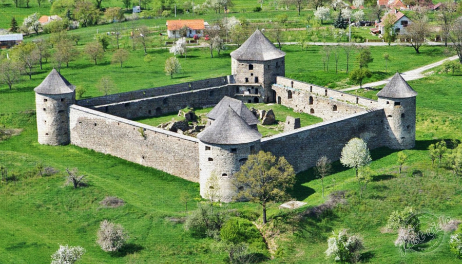 Pevnost a klášter Bzovík - Slovenská republika - tip na výlet