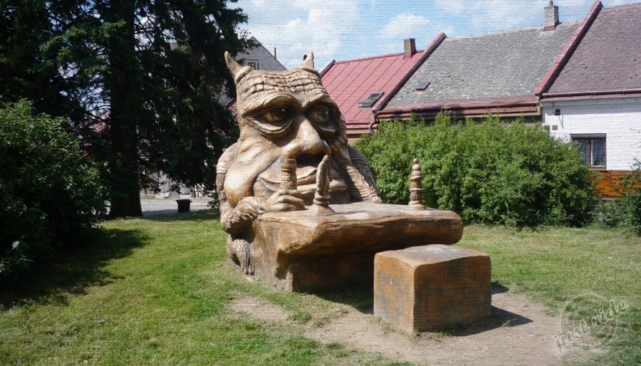 Čertův stolek - socha Michala Olšiaka - tip na výlet na Vysočině