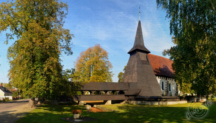 Dřevěný kostel svatého Bartoloměje v Kočí - tip na výlet v Pardubickém kraji