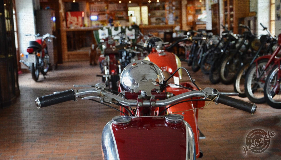muzeum motocyklů a automobilová galerie