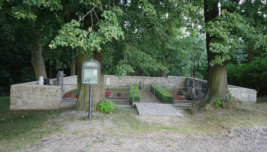 Nejmenší hřbitov v ČR, Hluboké