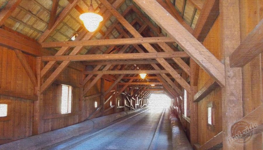 Radošovský krytý dřevěný most