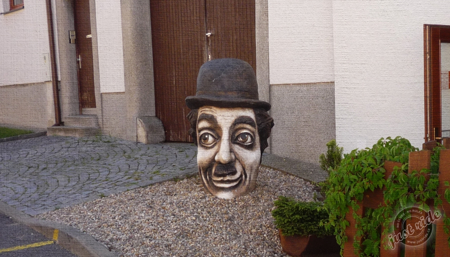 Charlie Chaplin - socha Michala Olšiaka - tip na výlet na Vysočině