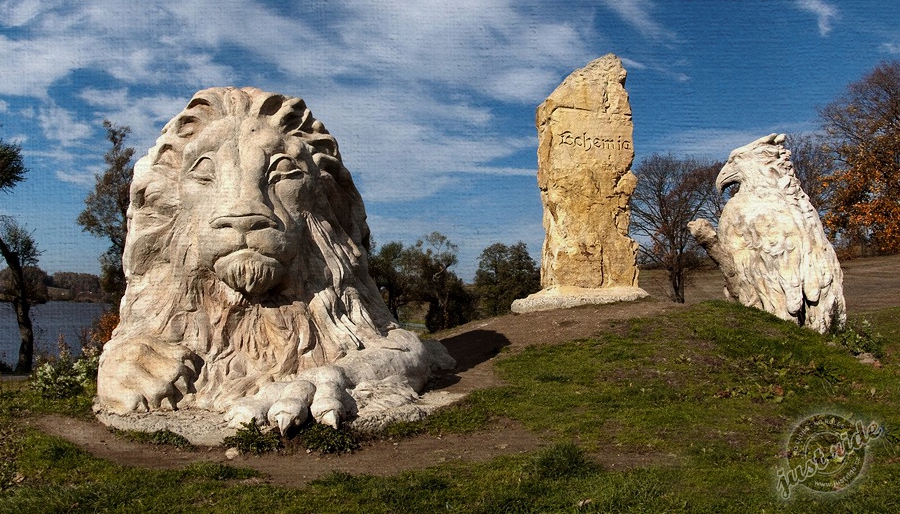 Hraniční kámen - socha Michala Olšiaka - tip na výlet na Vysočině