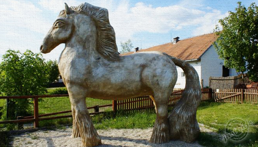 Pohádkový koník - socha Michala Olšiaka - tip na výlet na Vysočině